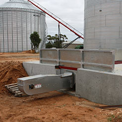 Drag chain conveyor for farms